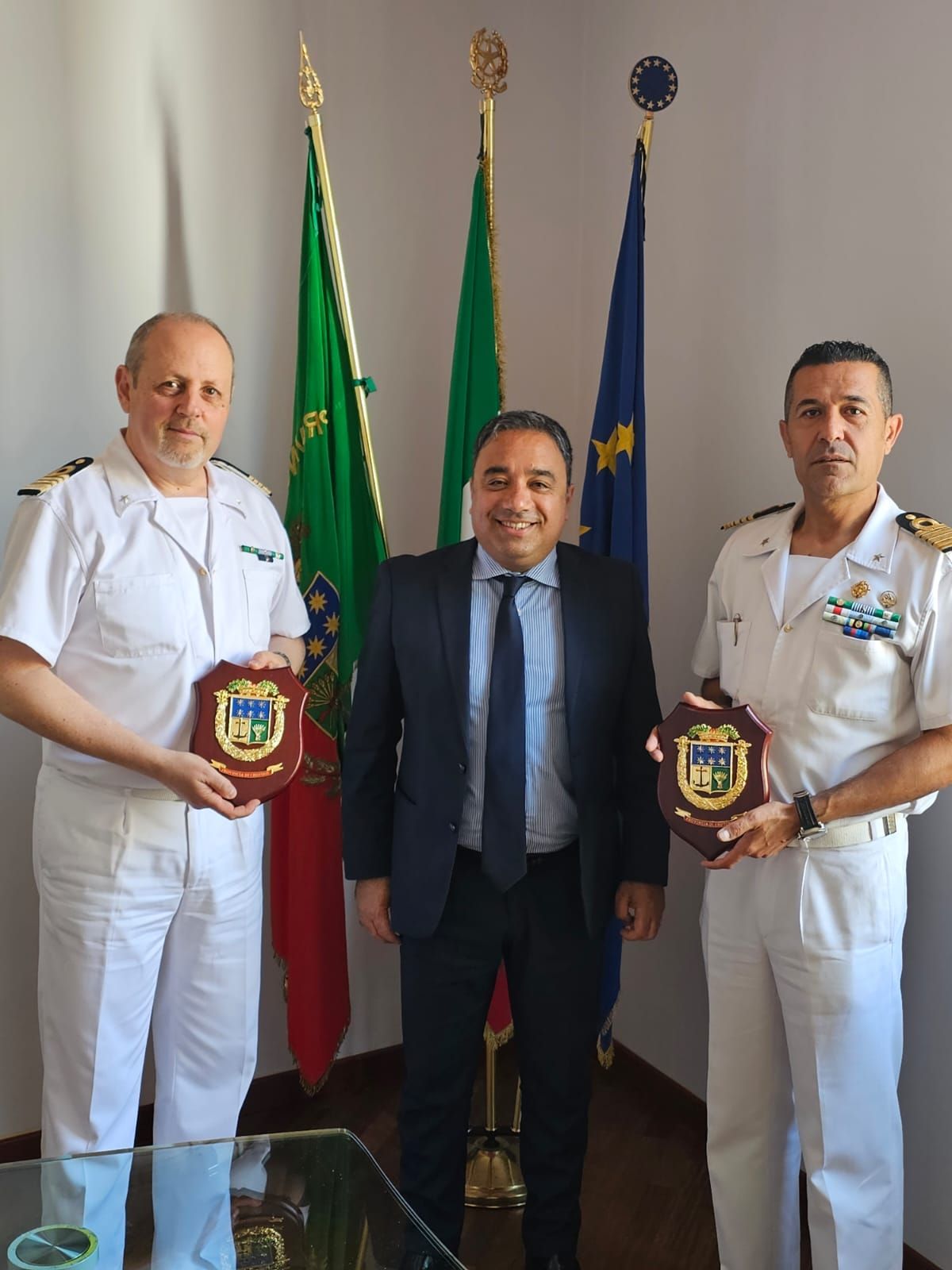 Il Presidente della Provincia Sergio Ferrari saluta il Comandante Aloi e da' il benvenuto al Comandante Morello